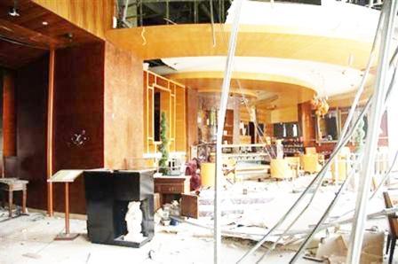 جزء من الدمار الذي لحق بفندق ريتزكارلتون في جاكرتا أمس